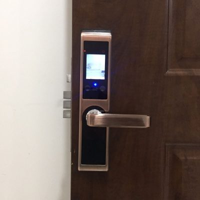 Với khóa thông minh, bạn có một mã có thể cung cấp cho bạn quyền truy cập