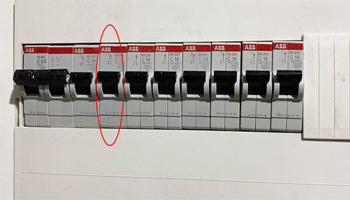 1.2 Sử dụng Attomat để bật/ tắt máy điều hòa Midea