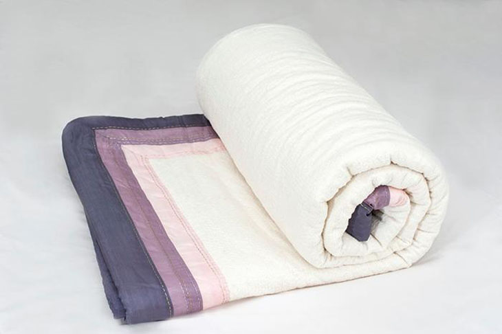 Cuộn tròn chăn mền lại