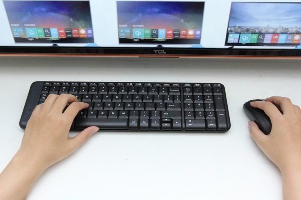 3. Cách mở tivi Samsung bằng kết nối chuột, bàn phím