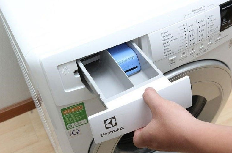 Hướng dẫn cách vệ sinh máy giặt Electrolux tại nhà đơn giản 2 Vệ sinh ngăn chứa bột giặt và nước xả