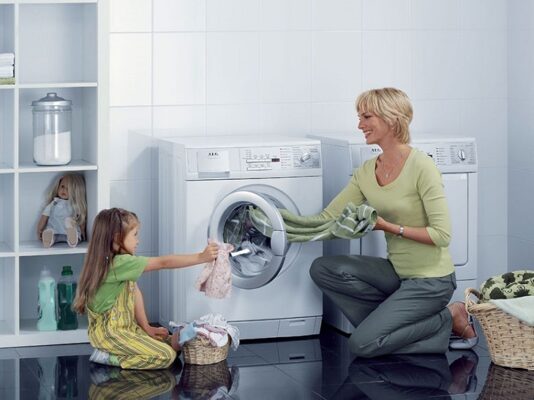 Bước 2: Vắt quần áo thật khô