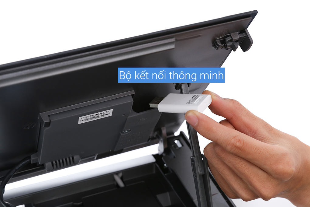 Bước 1: Cắm bộ kết nối thông minh có sẵn đi kèm theo máy vào chỗ kết nối ở dưới mặt dàn lạnh. Bước 1: Cắm bộ kết nối thông minh có sẵn đi kèm theo máy vào chỗ kết nối ở dưới mặt dàn lạnh.