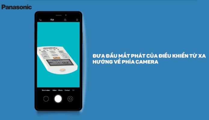 Bước 2. Đặt remote phía sau camera điện thoại và đưa đầu mắt phát tín hiệu của điều khiển từ xa hướng về phía camera.