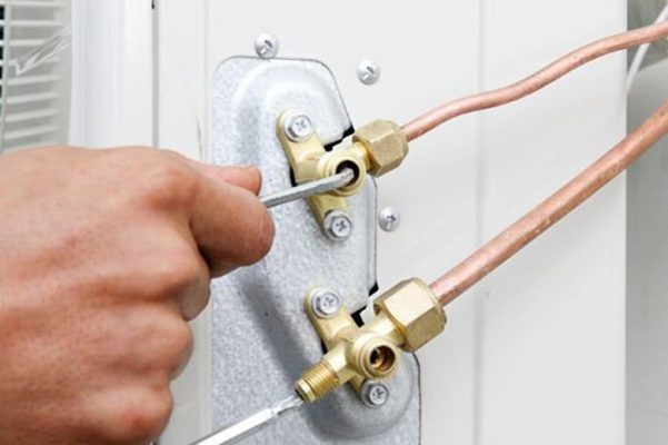 2. Đi ống đồng từ dàn lạnh tới dàn nóng