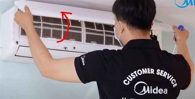 Bước 1 – Tháo tạm nắp che máy lạnh