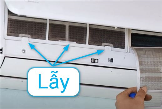 Bước 2 – Cách tháo và vệ sinh lưới lọc điều hòa Midea