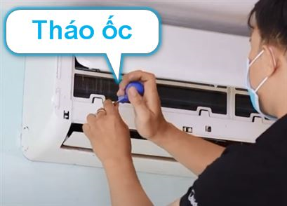 Bước 3 – Tháo và vệ sinh phần vỏ của dàn lạnh