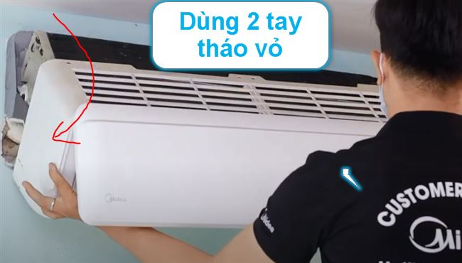 Bước 3 – Tháo và vệ sinh phần vỏ của dàn lạnh