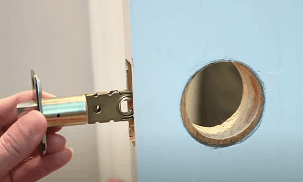 Luồn chốt qua mép cửa