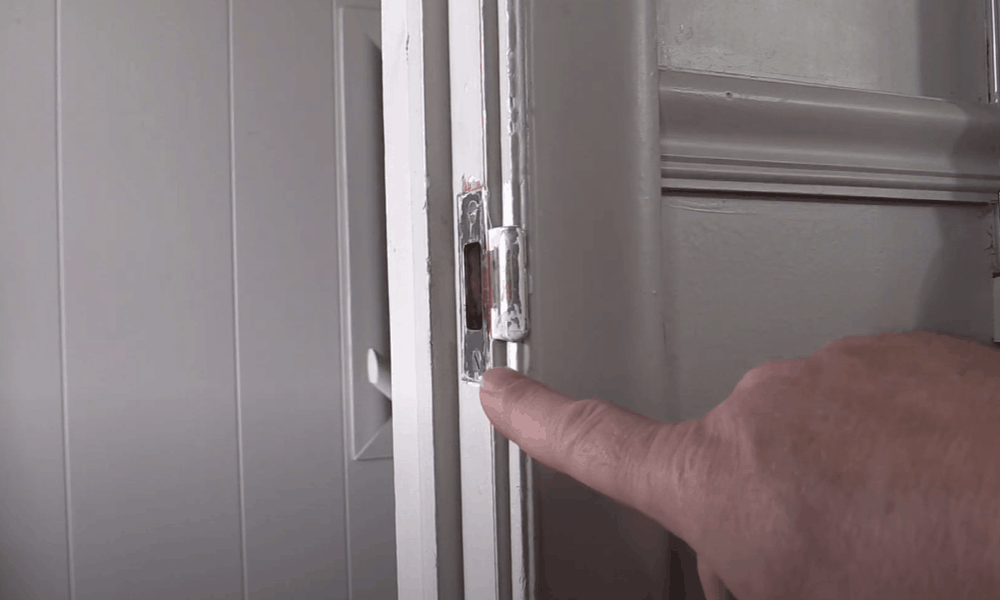 Lắp tấm chốt mới