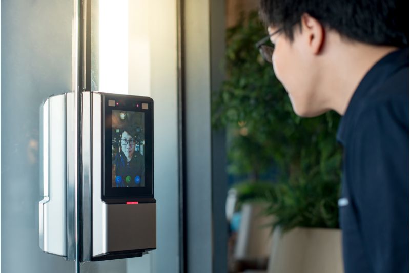 Khóa cửa sinh trắc học là gì? Những điều bạn cần biết 12 Khóa cửa sử dụng máy quét mống mắt