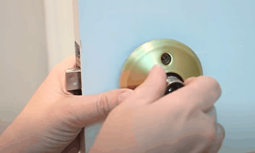 Nhấn cả hai nửa lại với nhau