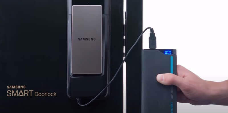 Tổng hợp những sự cố khi sử dụng khóa cửa Samsung và cách khắc phục hiệu quả 4 sử dụng pin khẩn cấp để mở khóa cửa điện tử Samsung