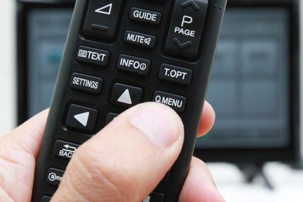 Tại sao tivi LG không có tín hiệu?【Cách khắc phục hiệu quả】 2 Kiểm tra nguồn, đảm bảo đã bật nguồn cho tivi LG.