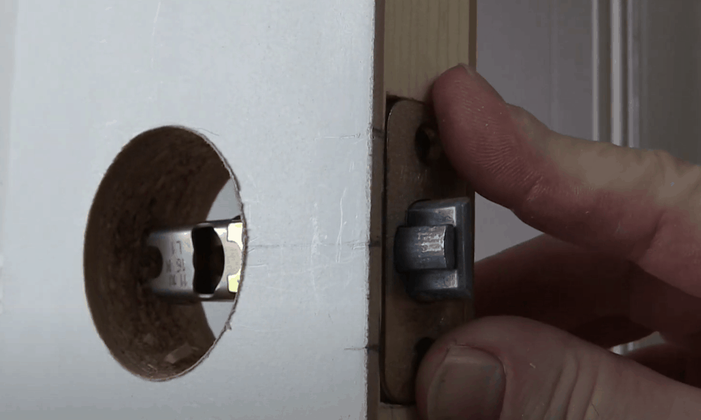 Nhấn chốt vào vị trí