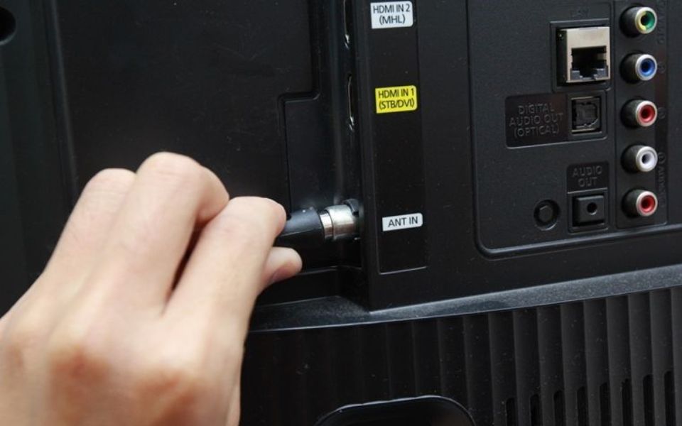 Kiểm tra lại các dây cáp như HDMI, VGA