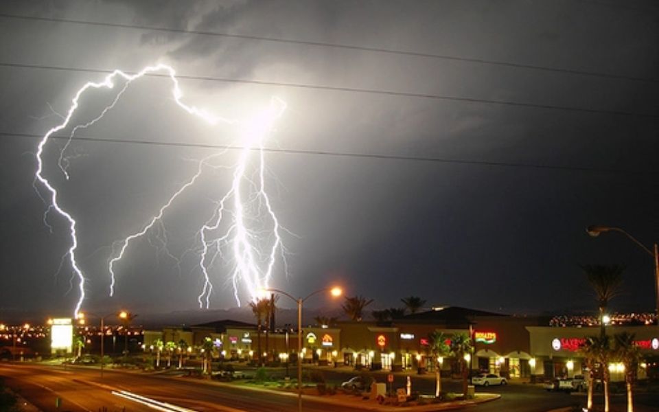 Tivi LG bị tím màn hình do thời tiết xấu