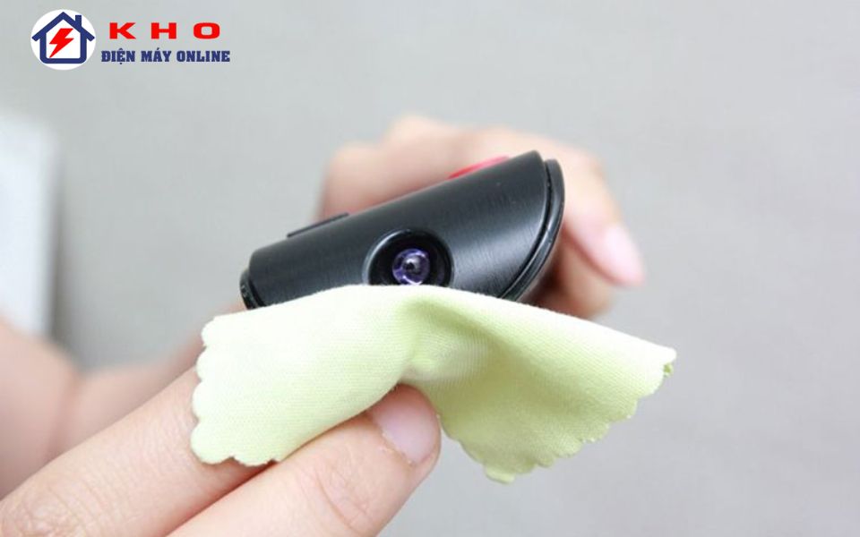Vệ sinh đèn led trên điều khiển