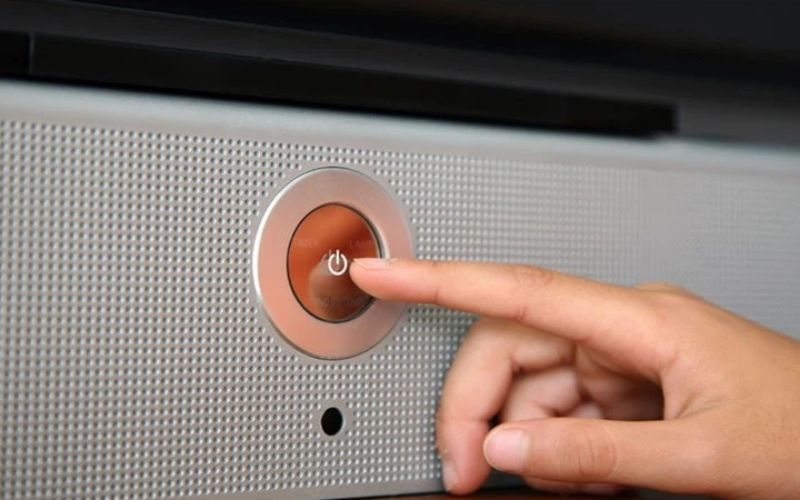 Nhấn và giữ nút nguồn trên tivi Sony trong khoảng 10 giây