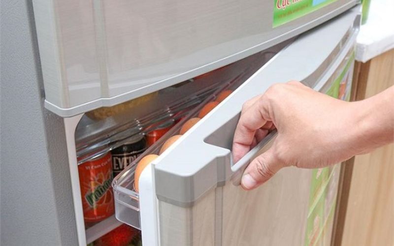 Do quên đóng cửa tủ lạnh