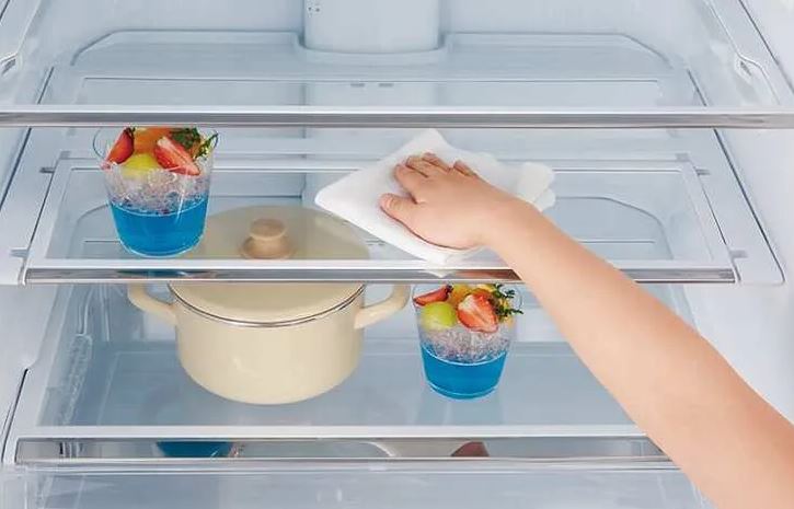 Tủ lạnh Casper có mùi hôi. Nguyên nhân và cách khắc phục 3 Lâu ngày không vệ sinh, lau chùi tủ lạnh