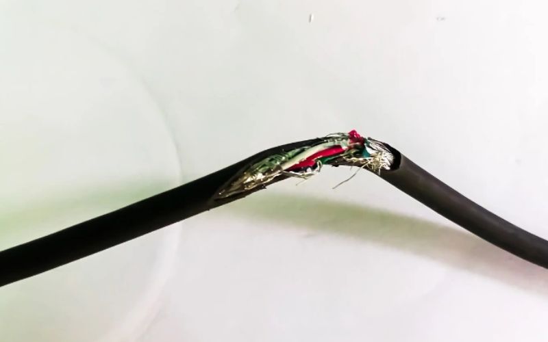 Cách khắc phục tủ lạnh Hitachi không lạnh ngăn mát 2 Nguồn điện cấp tủ lạnh chập chờn