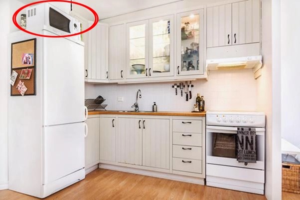 Cách 3: Hạn chế để các đồ vật nặng trên tủ lạnh