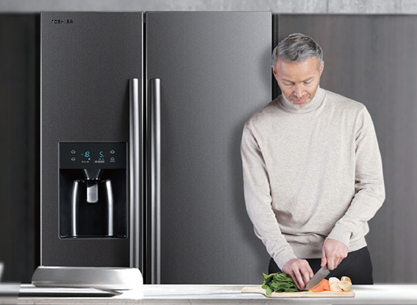 tu lanh toshiba lay nuoc ben ngoai